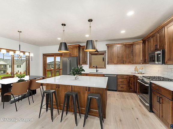 5th image of 2703 W Oak Hill Dr