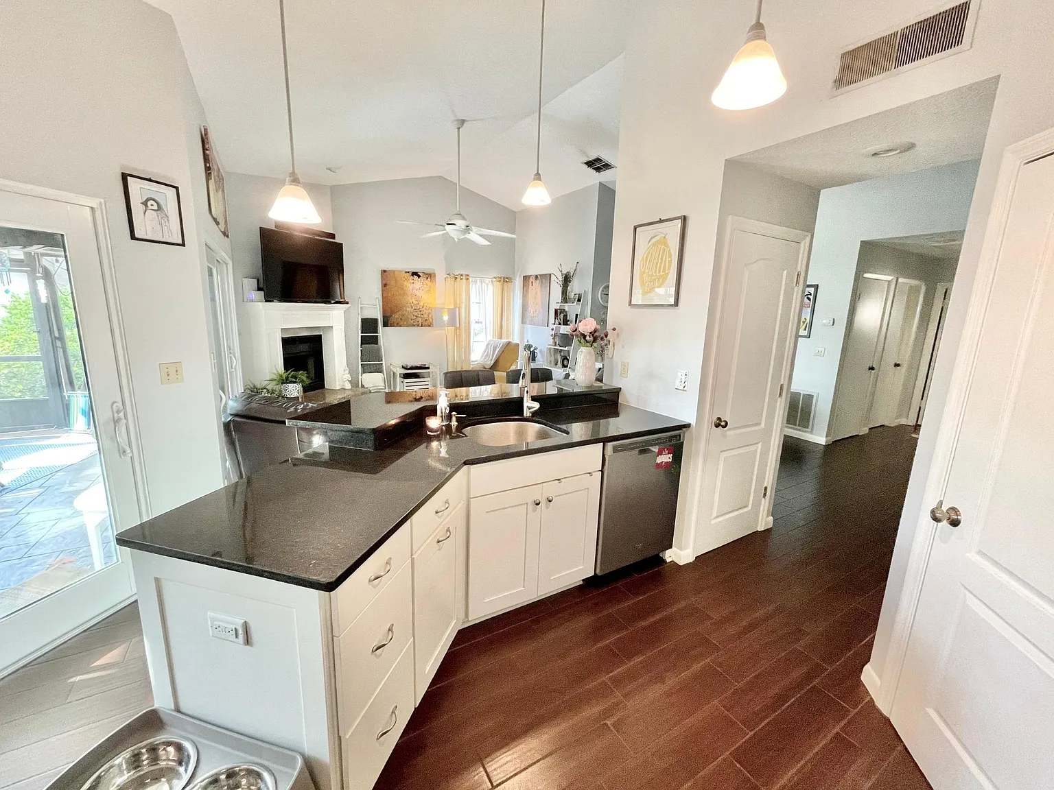 1906 Bayshore Ct — Photo 4