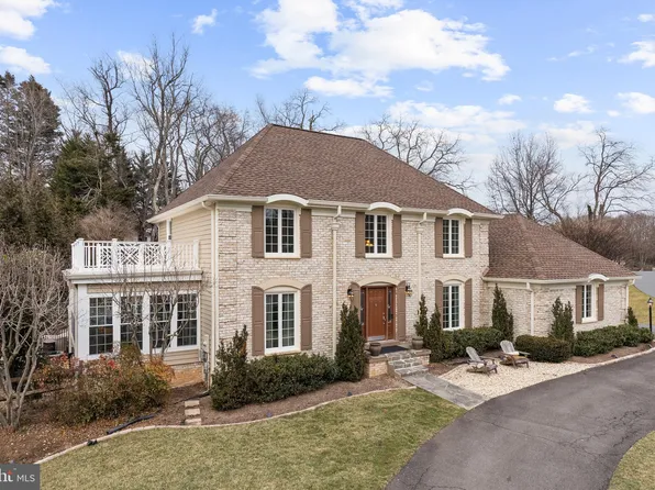 10856 Meadowland Dr, Oakton, VA 22124