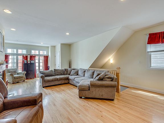 5th image of 718 N Willard Ct #1