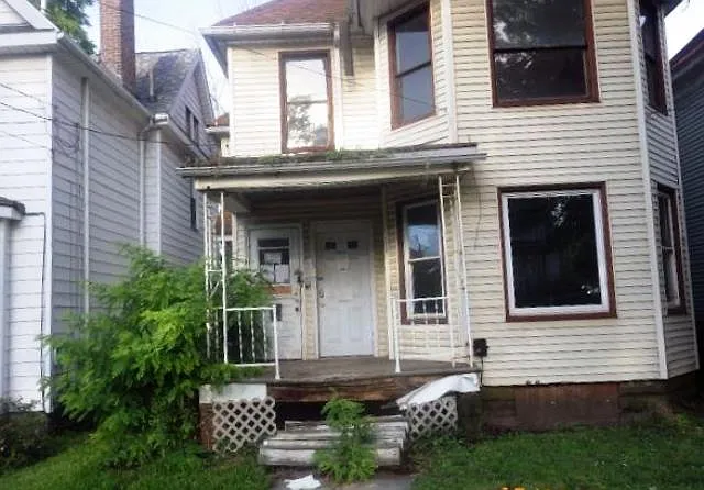 225 3rd St NE photo 1