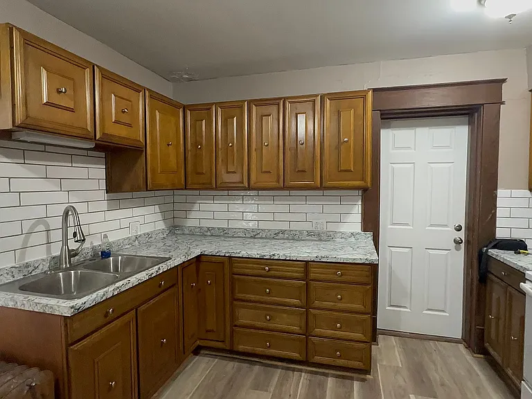 109 E Stewart Rd — Photo 9