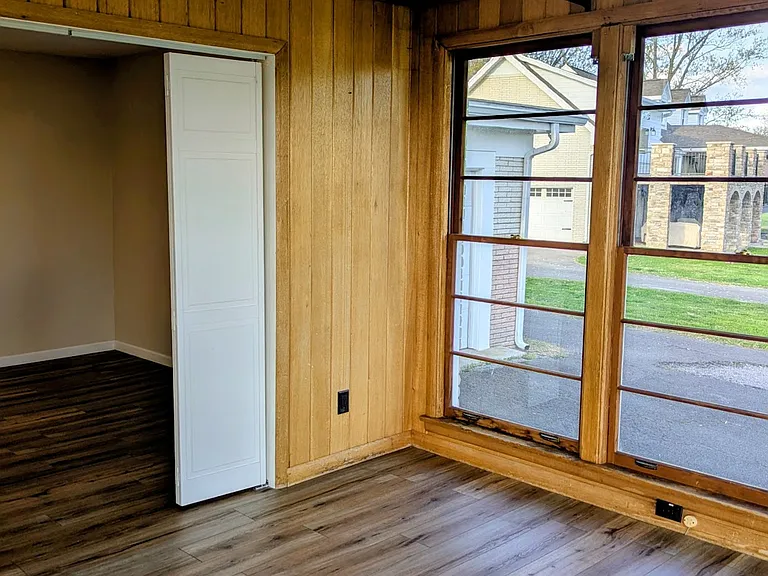 Another view of the sunroom.