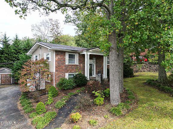 3rd image of 1403 Brentwood Dr