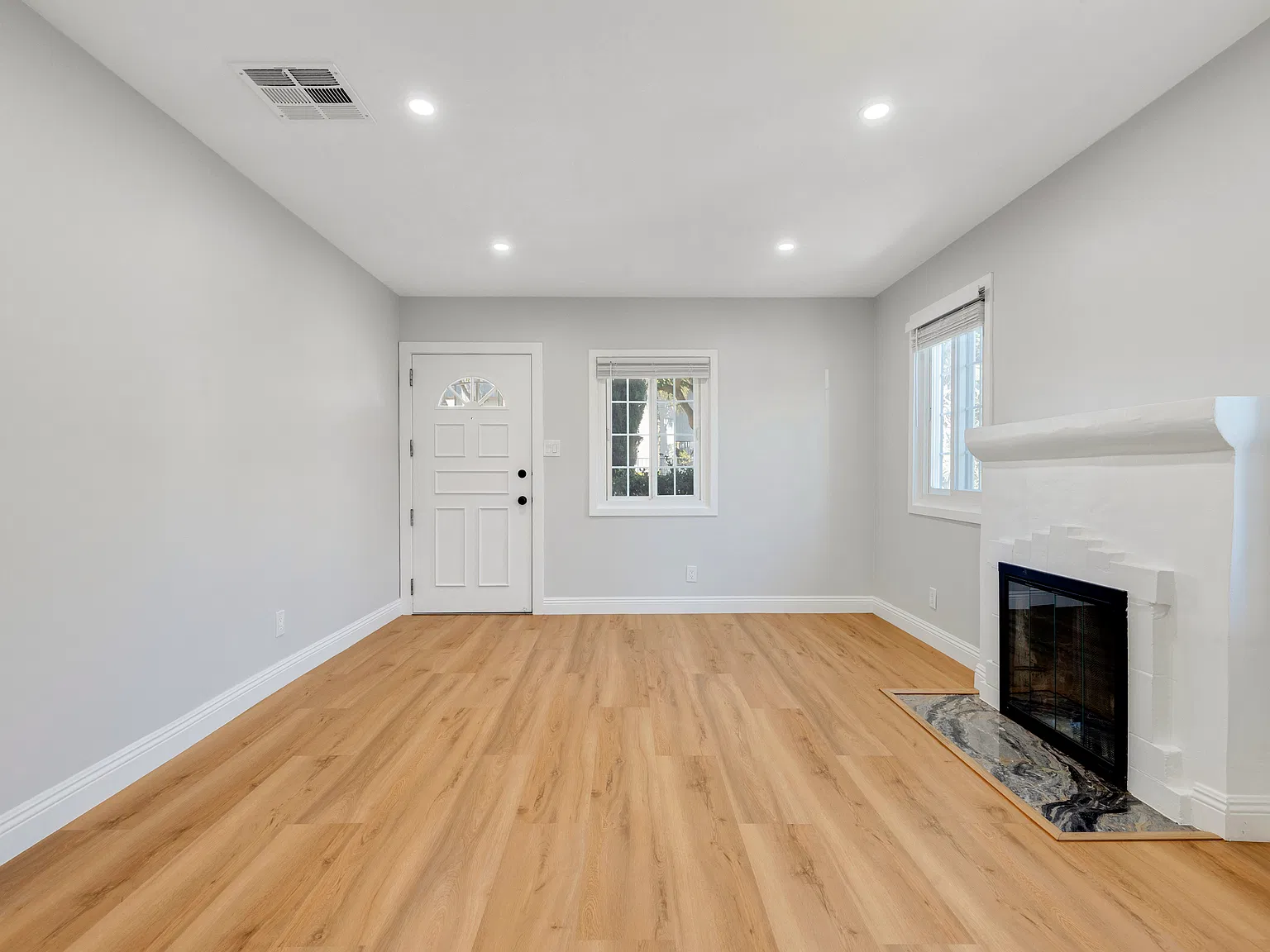 3 bed, 940 sqft, $3,400 — Photo 2