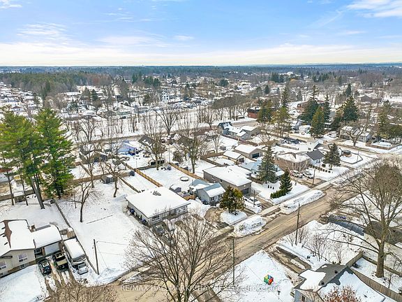 4th image of 130 Simcoe St