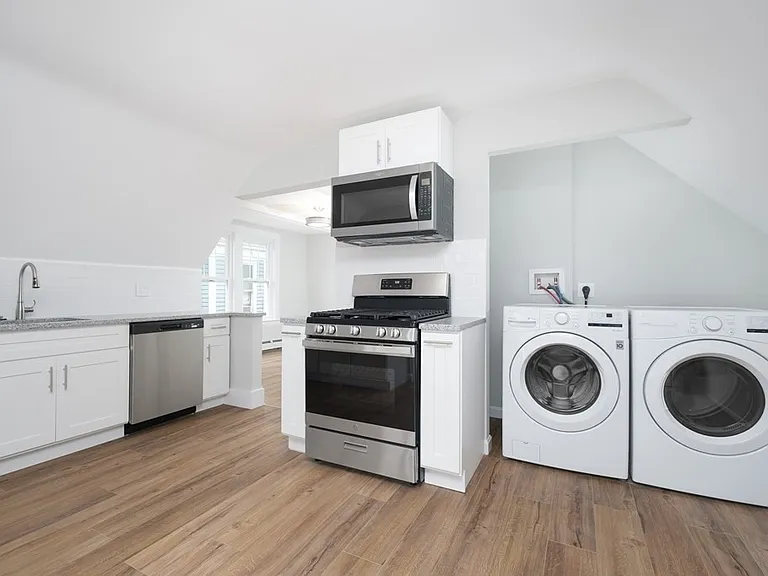 39 Perry St #3 — Photo 12