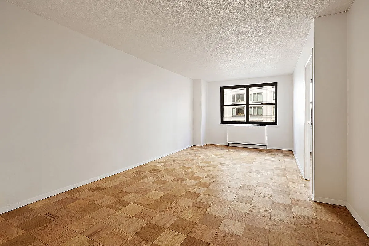 200 E 24th St APT 503 photo 1