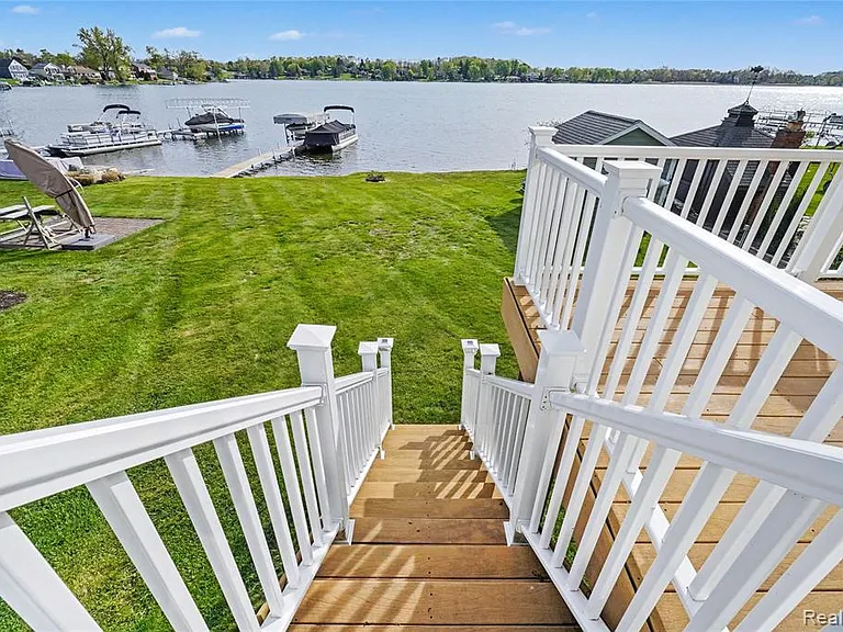 10280 Lakeside Dr — Photo 23