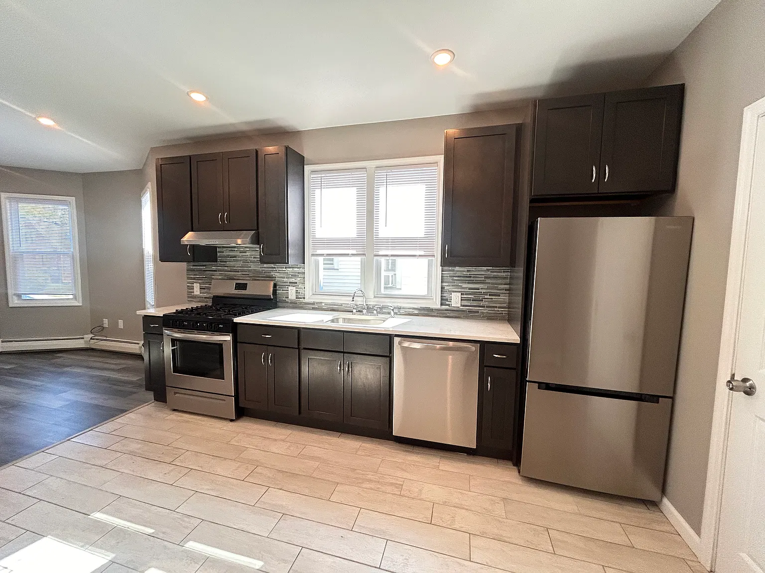3 bed, 1100 sqft, $2,650 — Photo 4