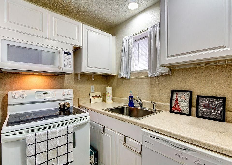 2nd image of 914 W 22nd St #101