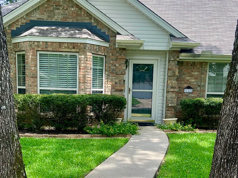 1122 Kensington Ct — Photo 1
