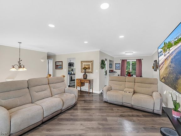 5th image of 9412 Munich Dr