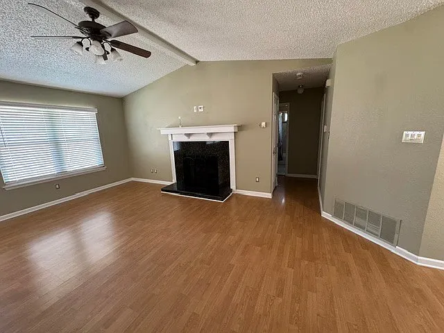 Real nice 3 bed 2 bath home for lease!! — Photo 2