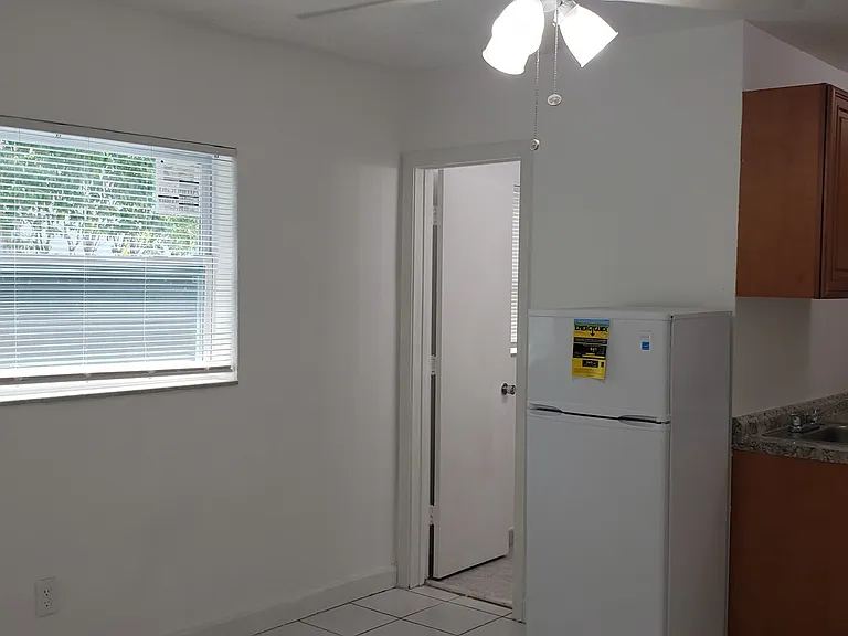317 SE 10th Ave #4 — Photo 9