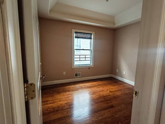 4th image of 404 Cross St #2