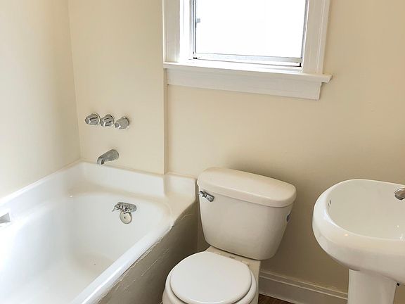 3rd image of 1018 E 75th St