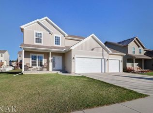 907 Witten Woods Dr, Bloomington, IL 61704