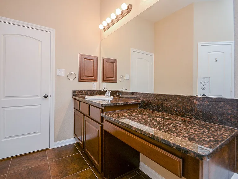 22 Cheswood Manor Dr — Photo 8