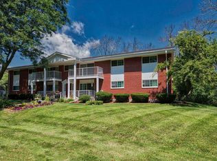 210 Williamsburg Dr #7, Mequon, WI 53092