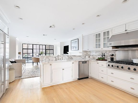 5th image of 113 W 87th St Unit Townhouse