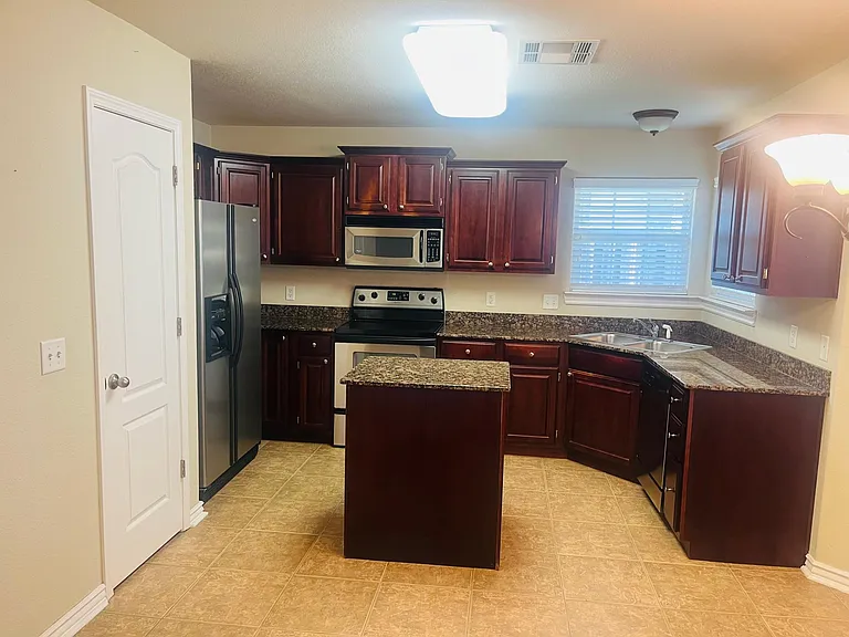 6005 S 39th Pl — Photo 3