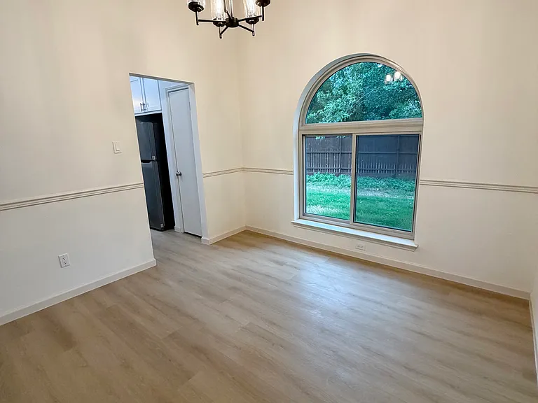 3308 Meadowview Dr — Photo 2
