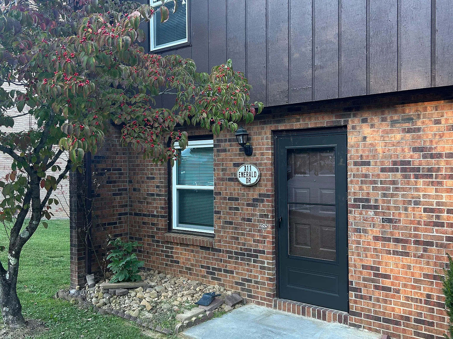 2 bed, 1.5 bath, 1100 sqft, $1,300 — Photo 1