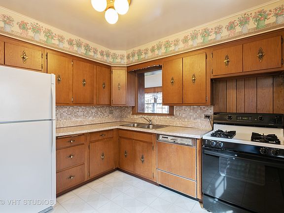 5th image of 5068 W Balmoral Ave