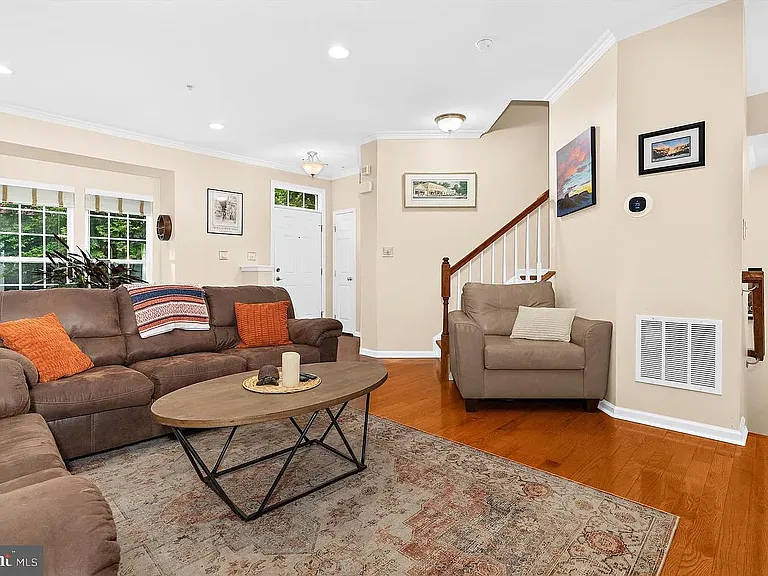 300 Dixon St #402 — Photo 3