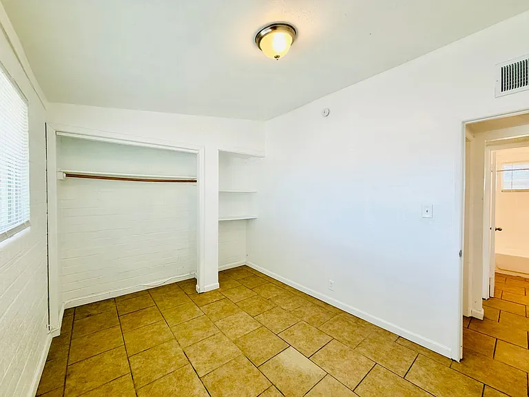1 and 2 Bedrooms Available! Off Street Parking, Hard Flooring, Vaulted Ceilings, Central Air Cond... — Photo 21