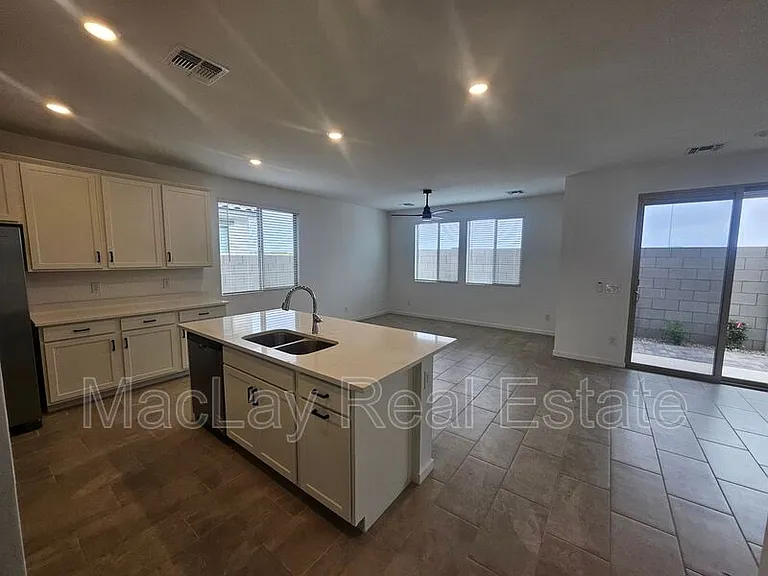 548 W Fremont Pass — Photo 3