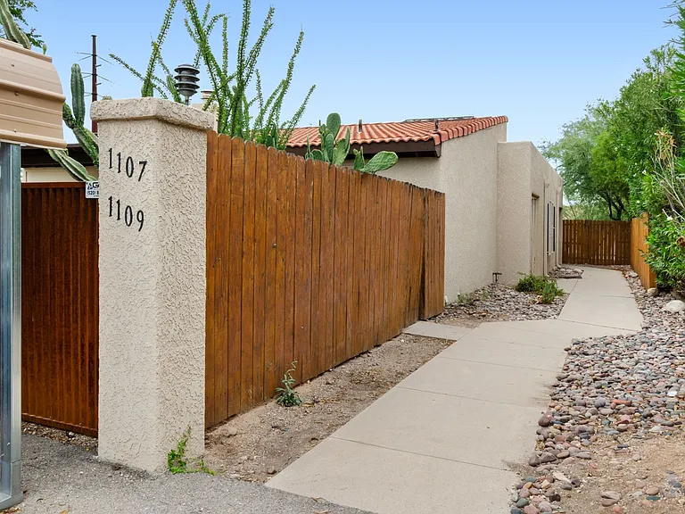 1109 E Water St — Photo 2