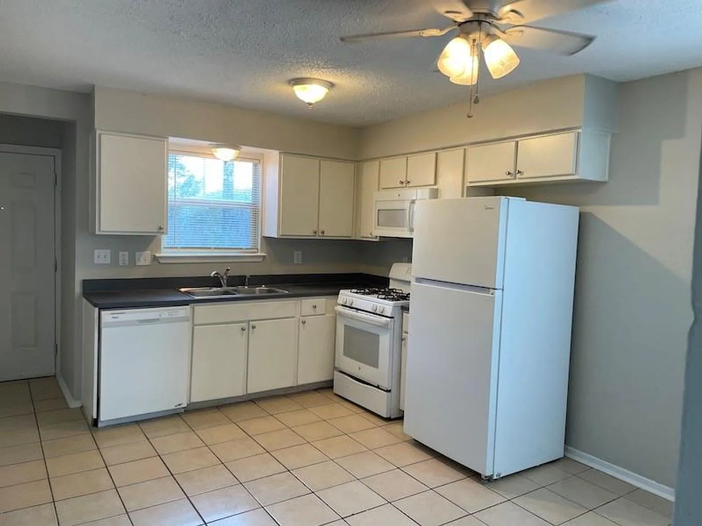 Colony Loop 8401 — Photo 3