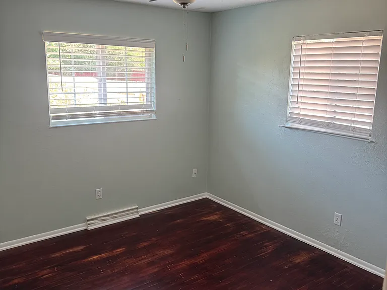 484 Salem St — Photo 8