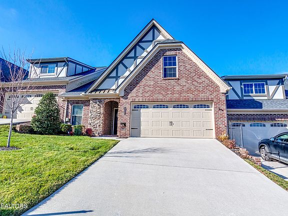3rd image of 423 Sunny Springs Ln