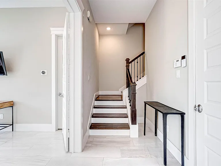 715 Algona Ave — Photo 10