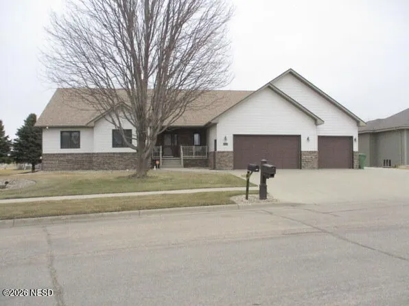 1348 16th St NE, Watertown, SD 57201