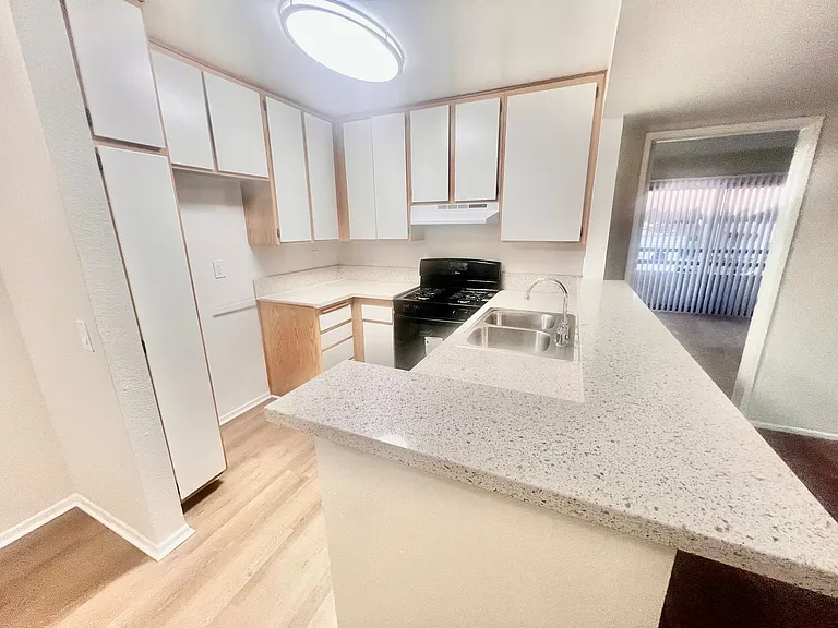 Lassen Apartments — Photo 7