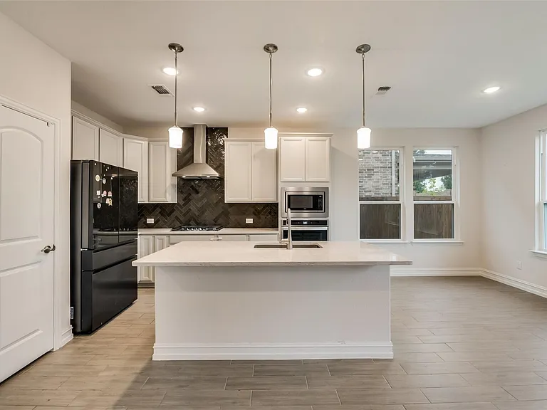 714 Creekwater Ln — Photo 4