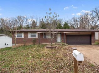 5020 Country Valley Dr, Imperial, MO 63052