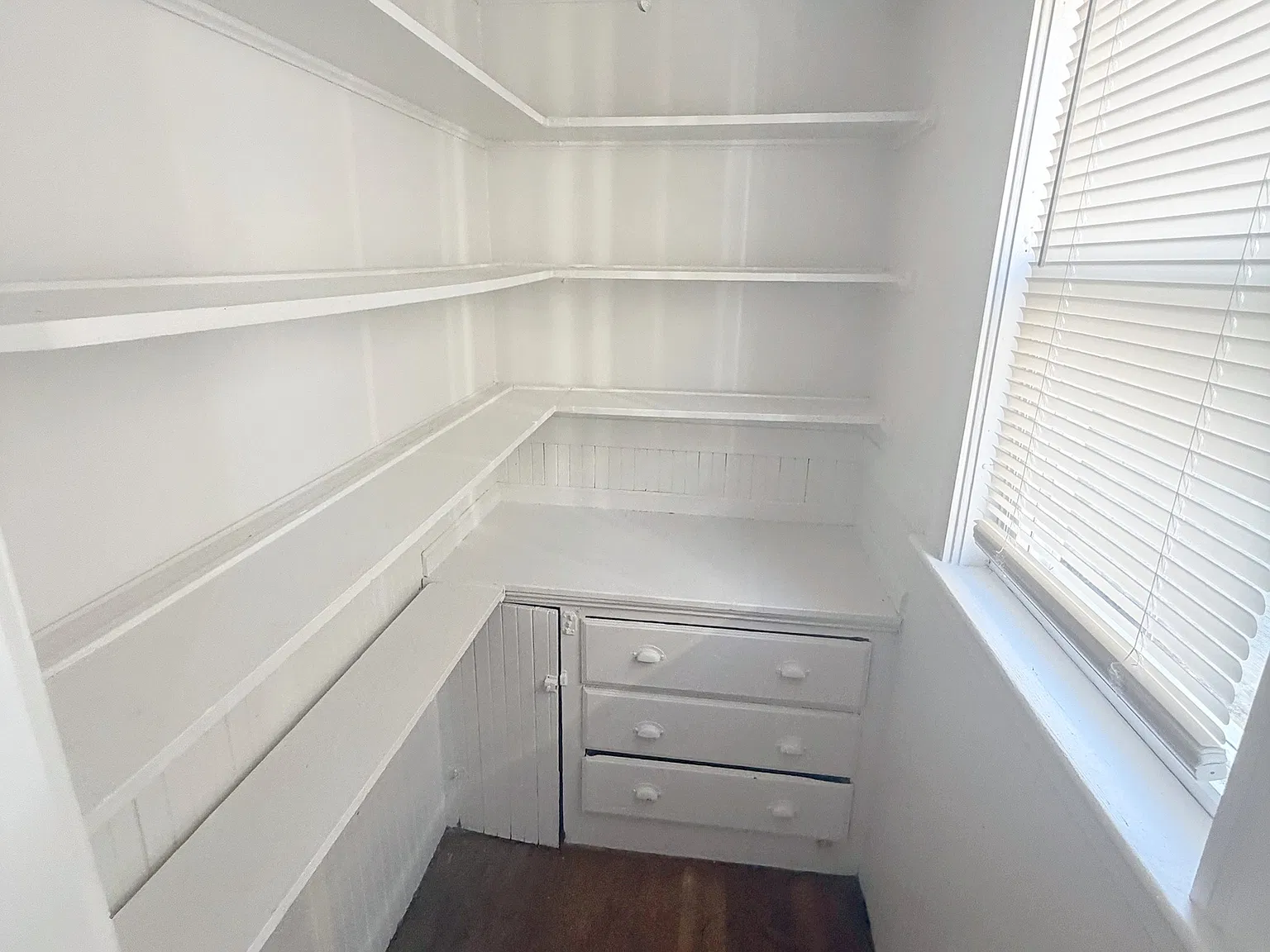 3 bed, 1000 sqft, $3,200 — Photo 2