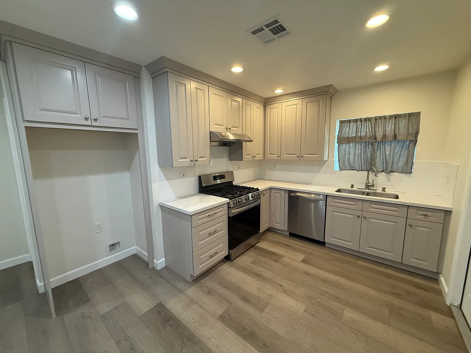 2 bed, 1382 sqft, $4,300 — Photo 4