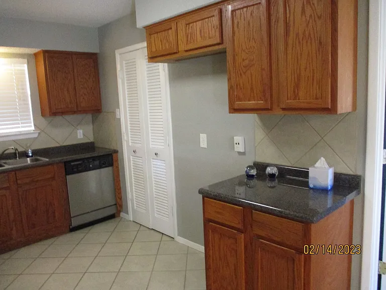 3700 Dauphine Ct — Photo 10