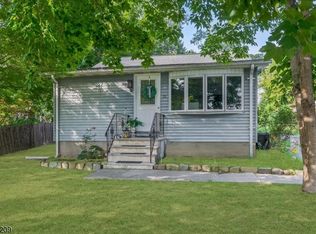 20 Bearfort Rd, West Milford, NJ 07480