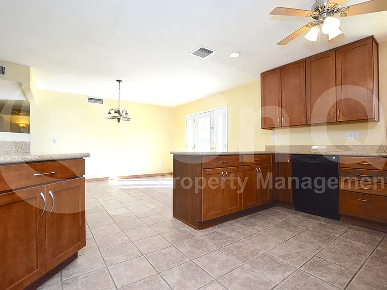 5019 E Laurel Ln — Photo 5