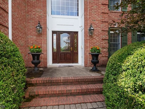 3rd image of 7 Silver Maple Ct