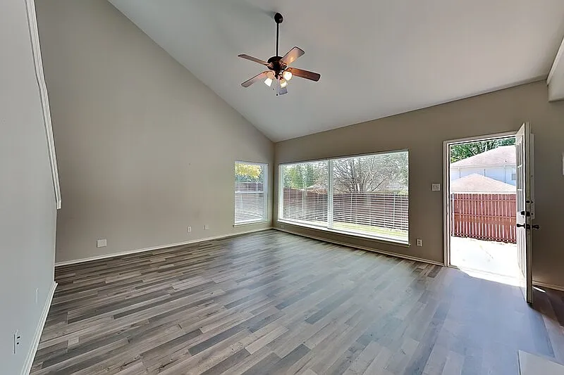 3 bed, 3.0 bath, 1823 sqft, $2,500 — Photo 3
