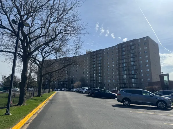 6340 Americana Dr APT 105, Willowbrook, IL 60527
