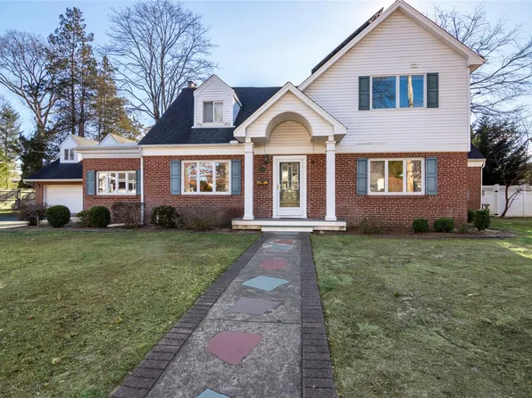82 Ketewamoke Avenue, Babylon, NY 11702